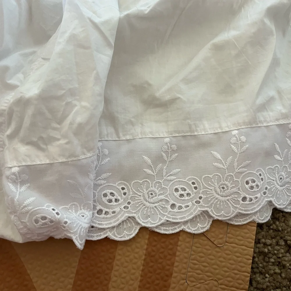 White Eyelet Trim Short - Picture 5 of 7